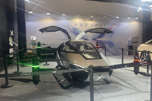 小鹏汇天飞行汽车量产工厂首台“陆地航母”飞行器正式下线